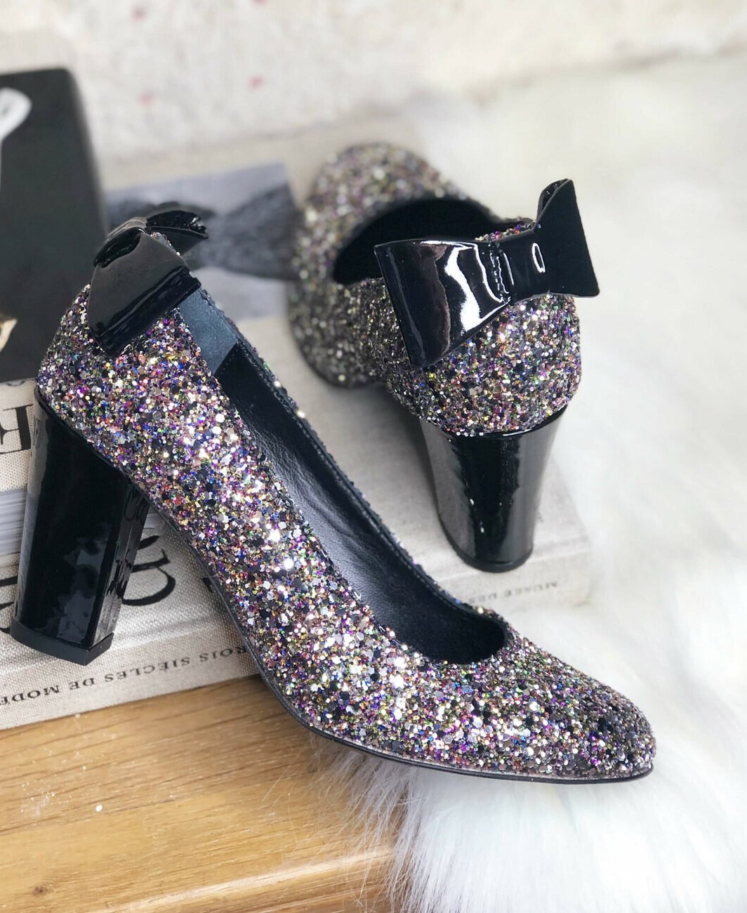 Escarpin en glitter multicolore et venis noir