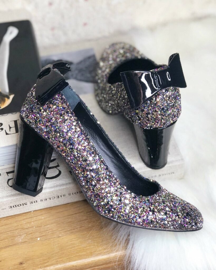Pump in multicolored glitter and black venis