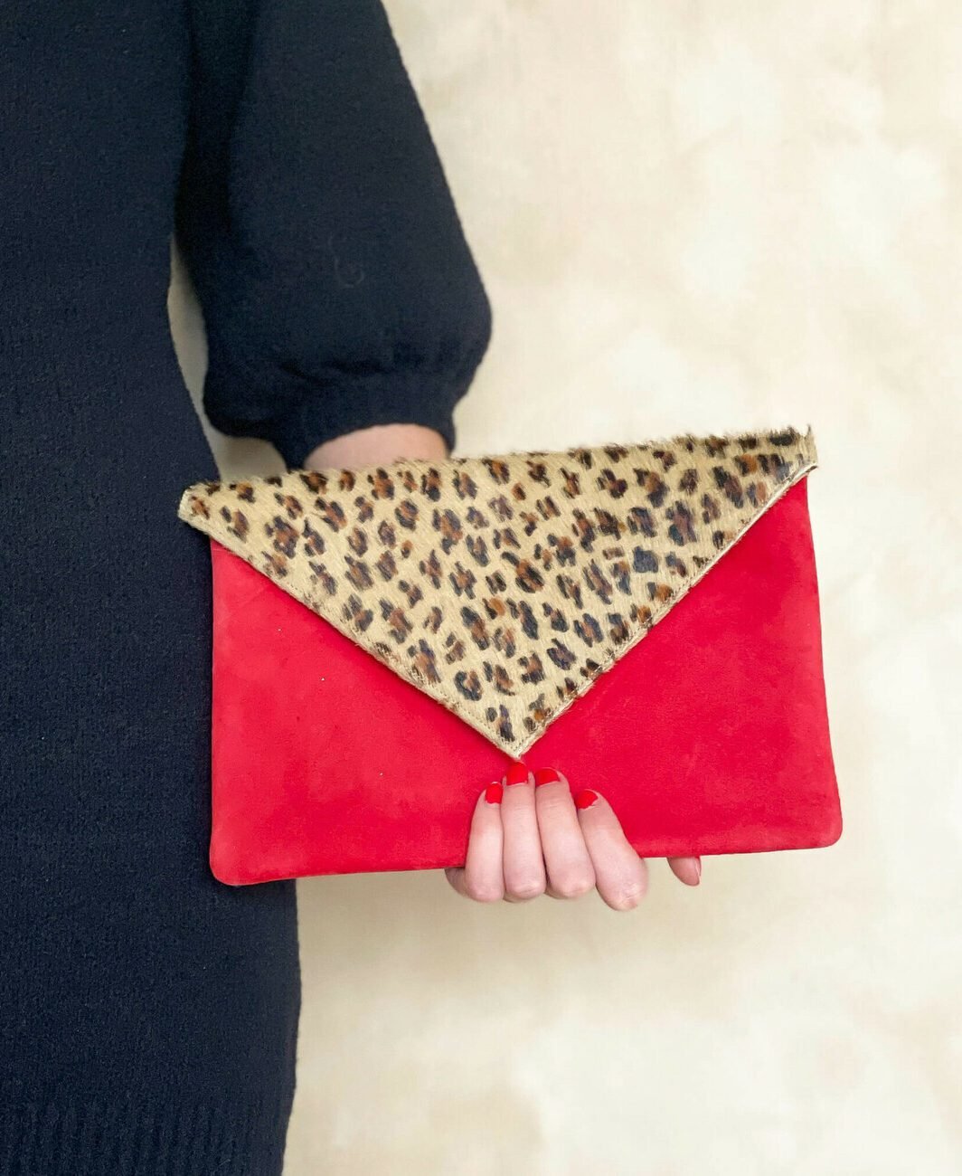 Pochette cérémonie velours rouge et léopard