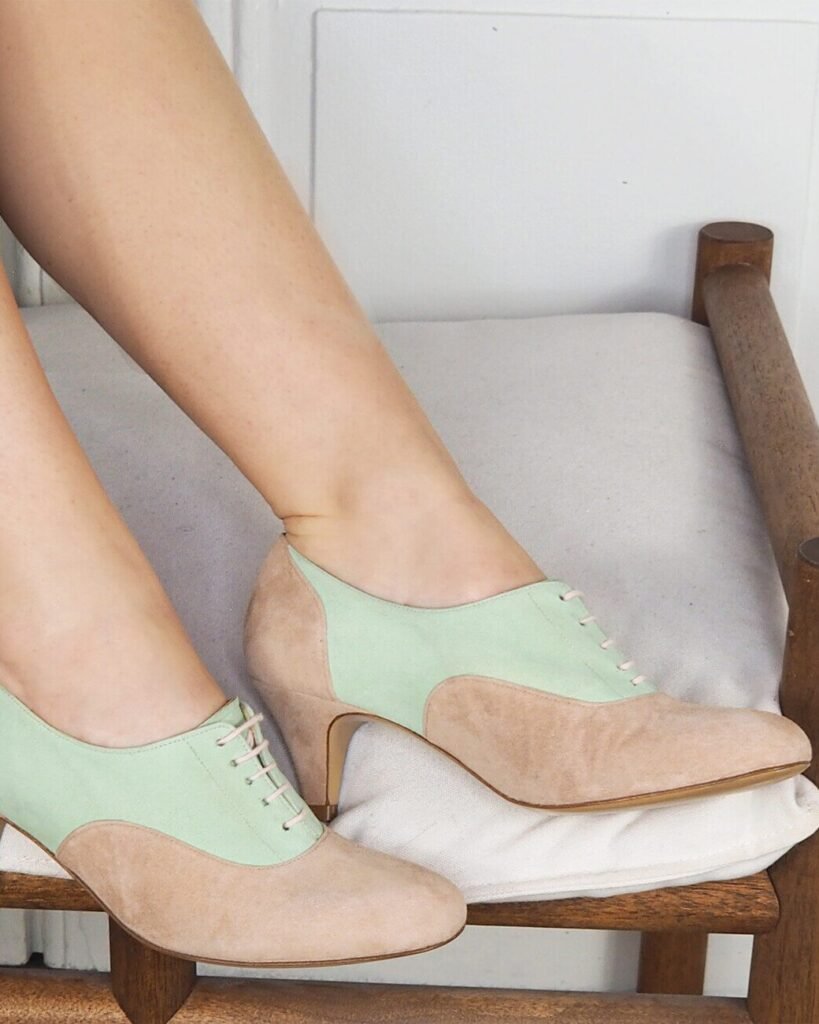Richelieu in rosewood and mint suede leather