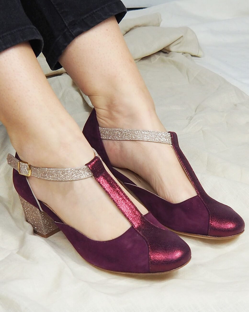 Salomé in suede leather, iridescent garnet and blond gold sequins