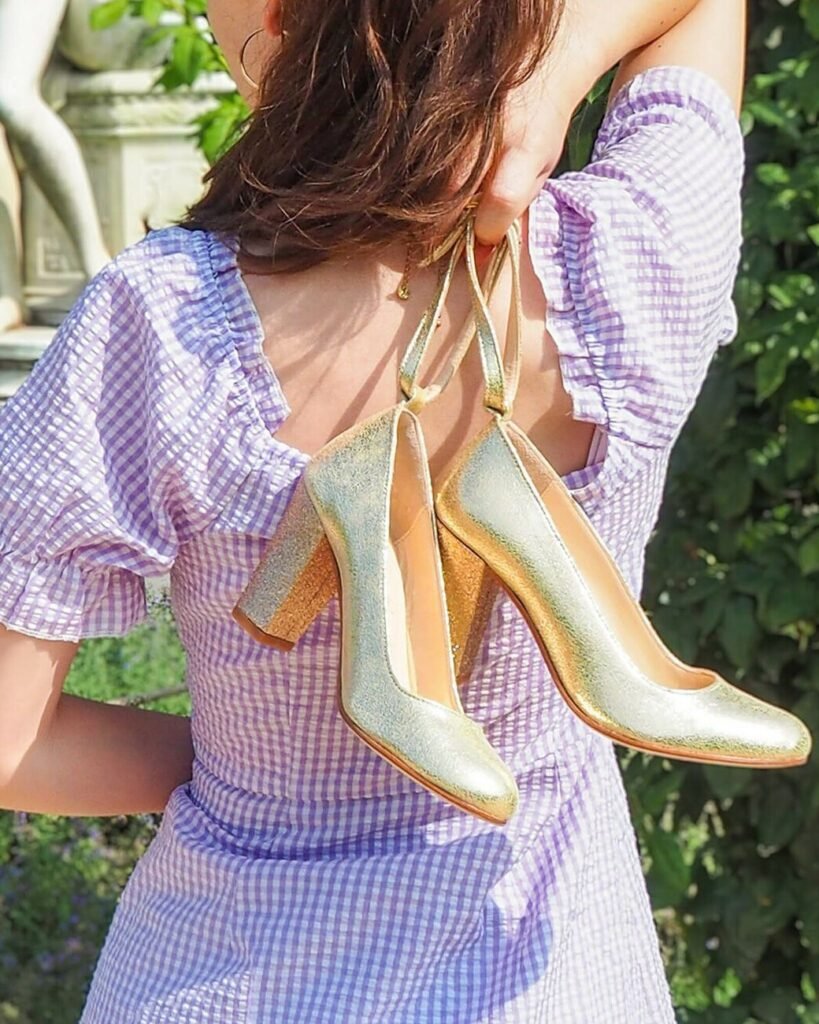 Iridescent leather pump with fine champagne sequins