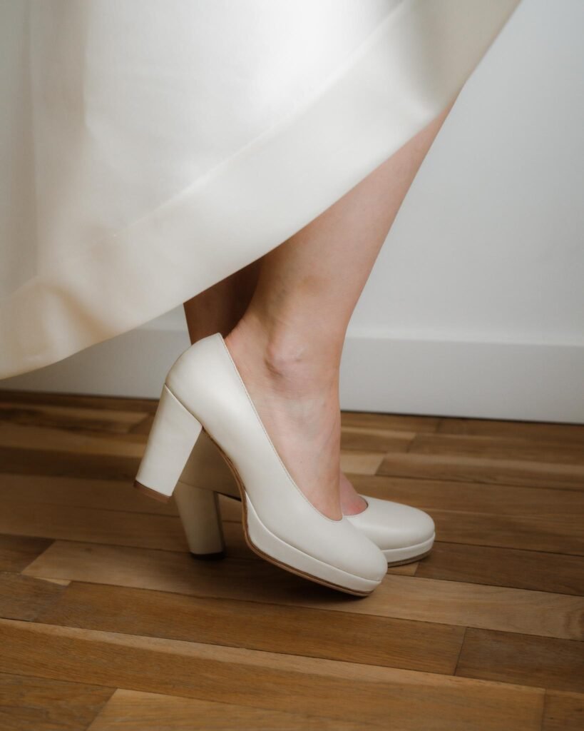 Off-white leather platform pump