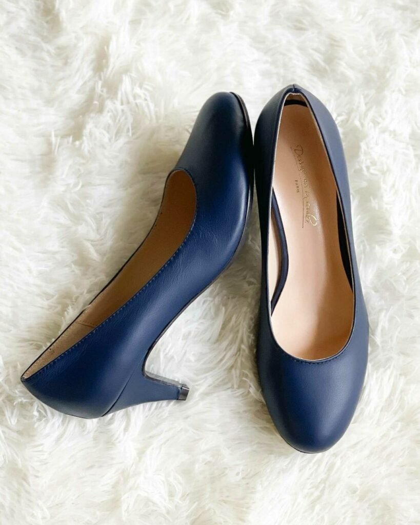 Smooth navy leather pump