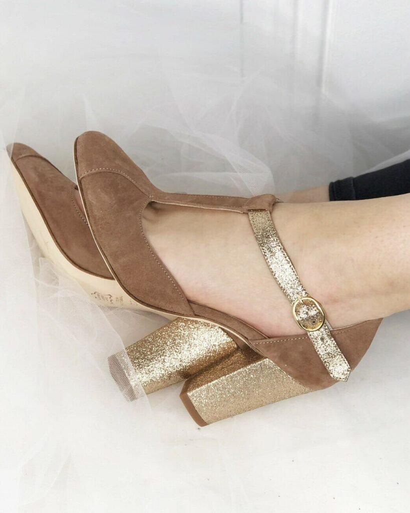 Salomé in rosewood velvet and champagne sequins