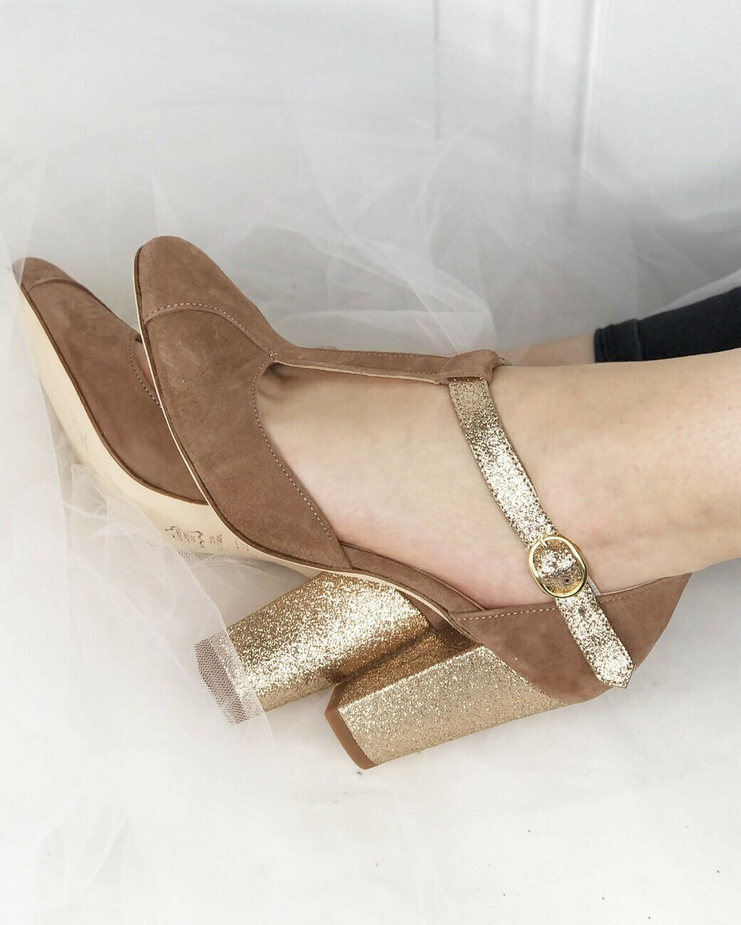 Salomé in rosewood velvet and champagne sequins