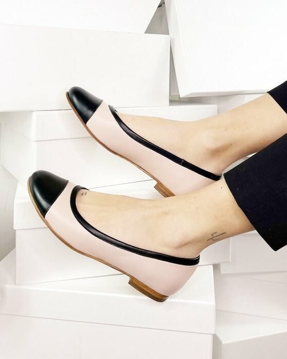 Ballerine en cuir lisse beige rosé et noir