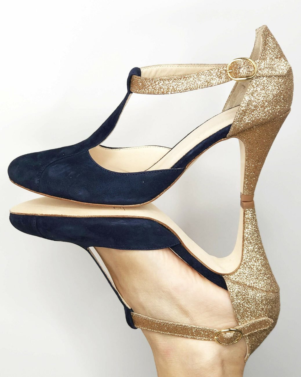 Salomé in navy velvet and fine champagne sequins