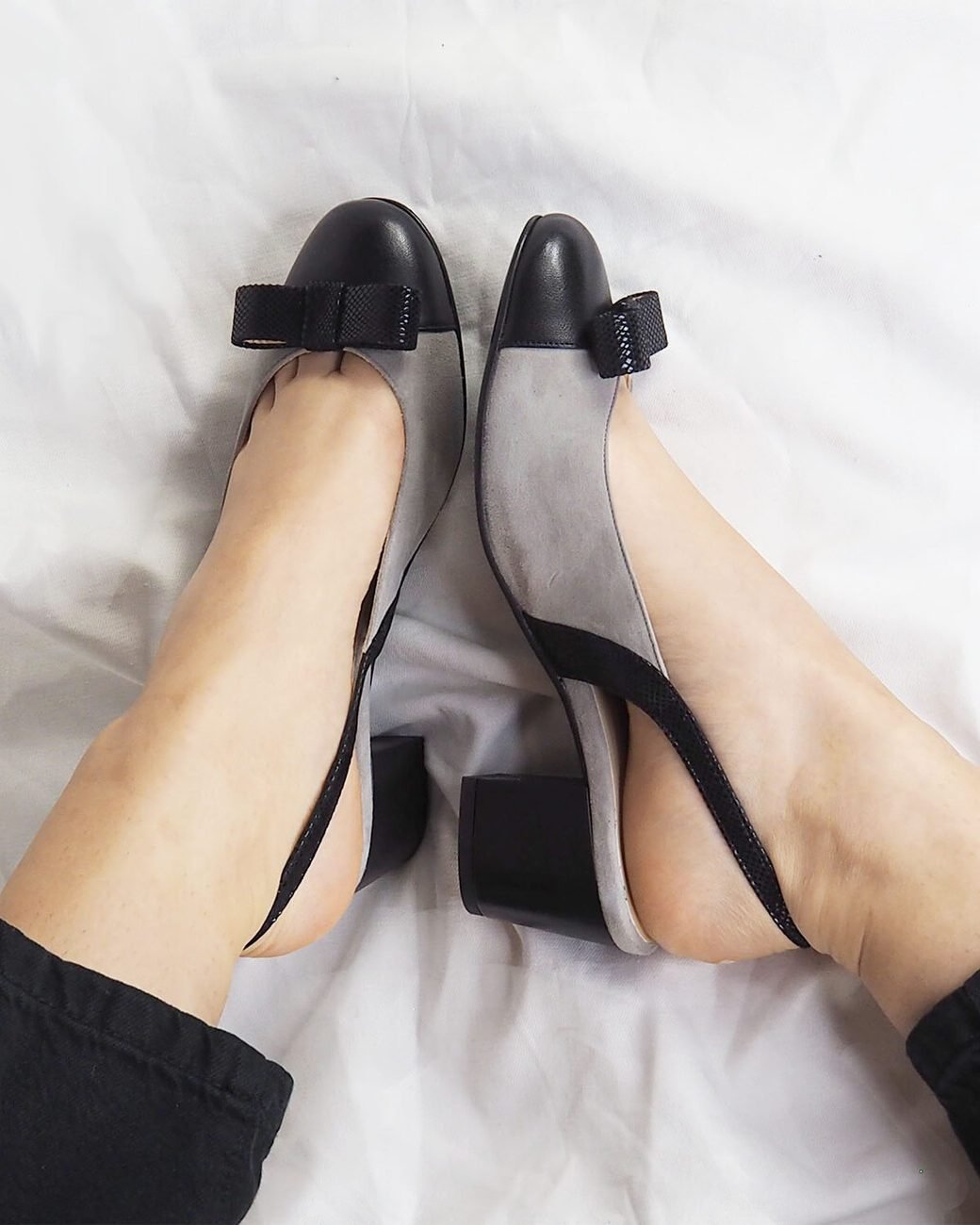 Escarpin ouverture arrière sling en velours cendre, cuir lisse noir et cuir vipérine noire-2