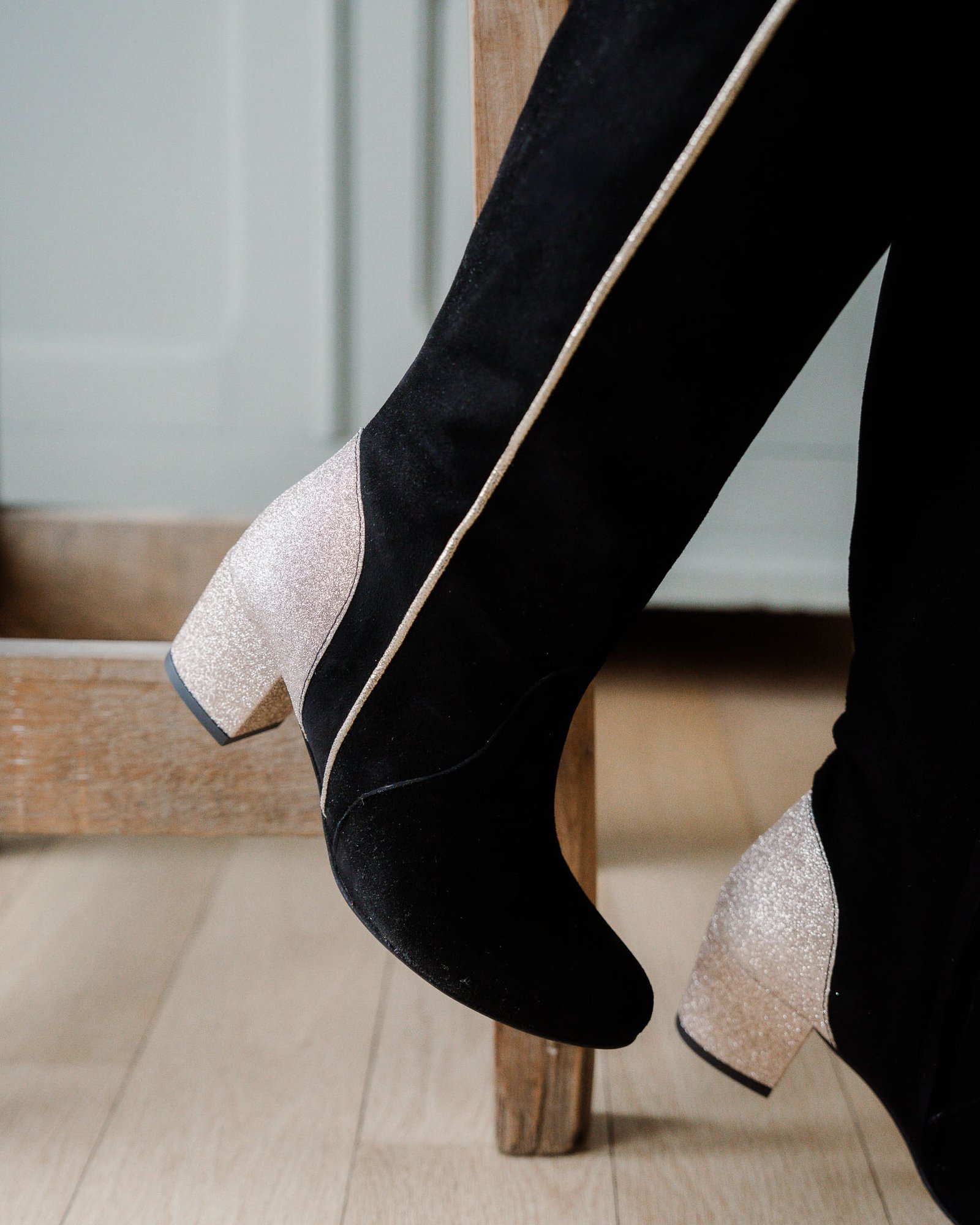 Botte en velours noir, paillettes or blond