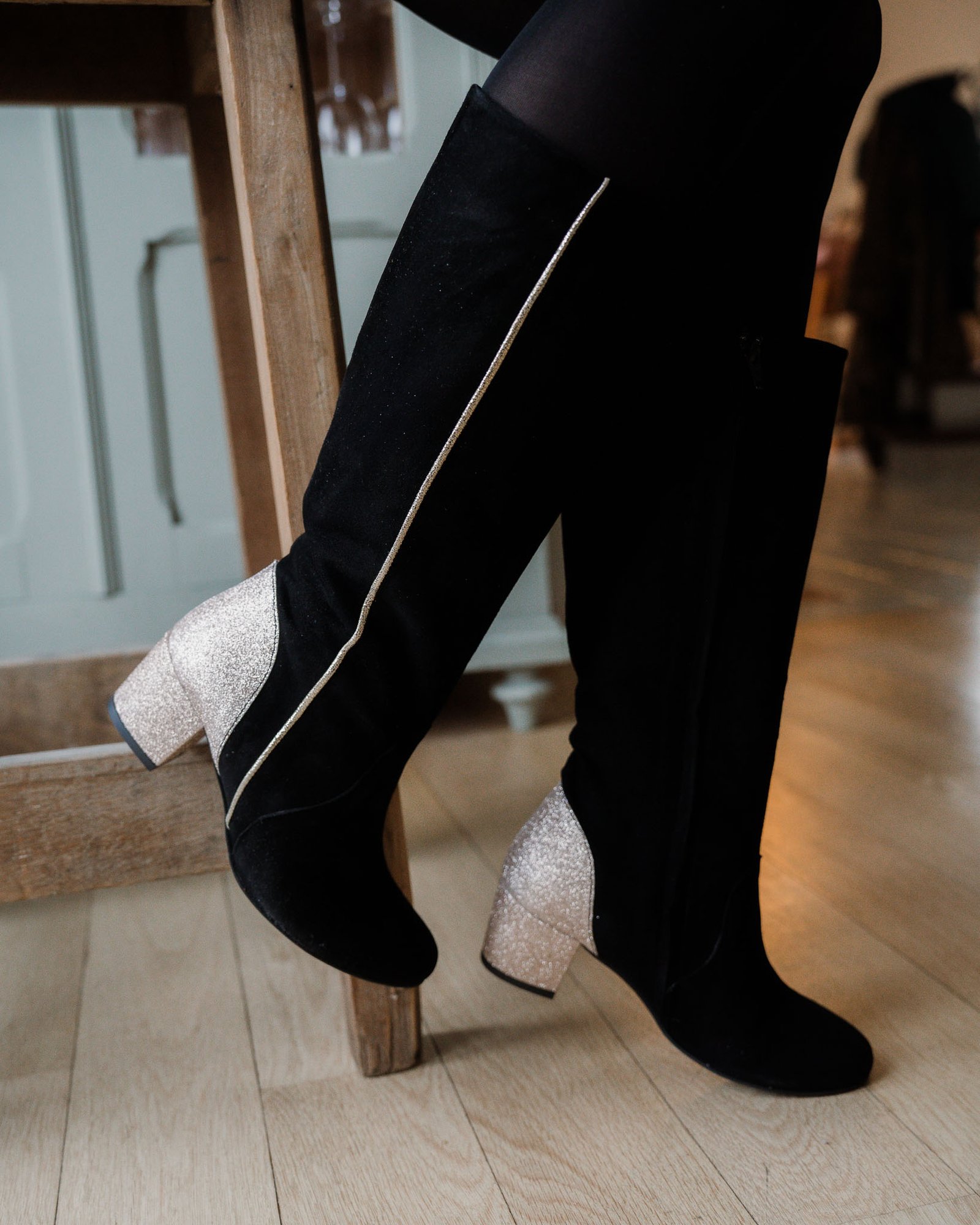 Botte en velours noir, paillettes or blond
