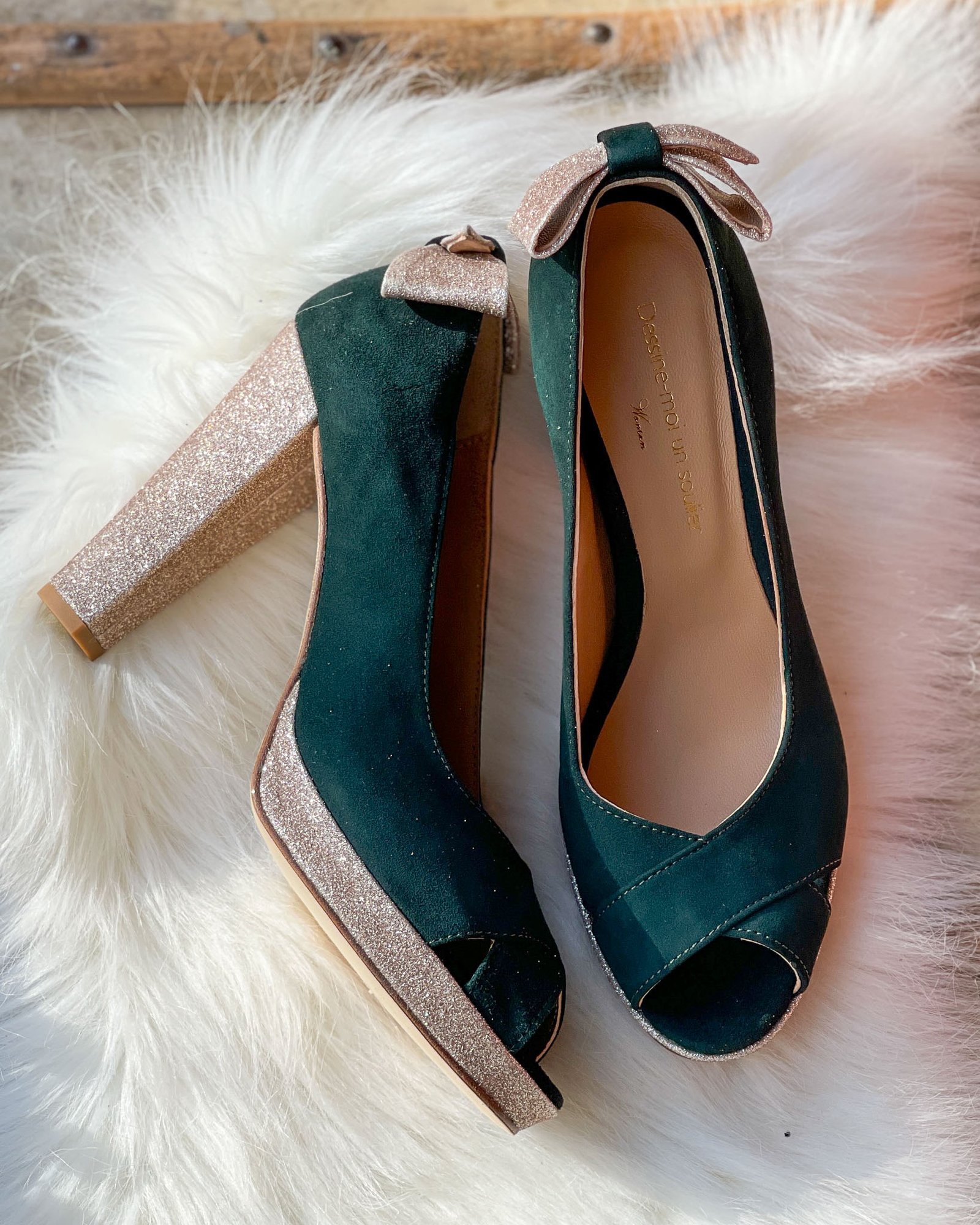 Escarpin en velours vert sapin, paillettes or blond