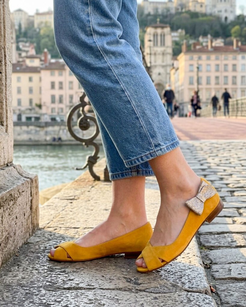 Open ballerina in mustard velvet